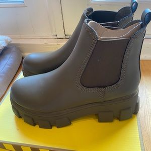 Circus brand olive combat boots, never worn